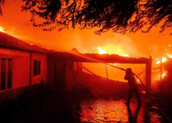 Miles de personas huyen de los incendios descontrolados en Los Ángeles