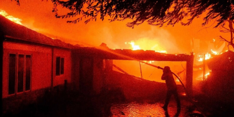 Miles de personas huyen de los incendios descontrolados en Los Ángeles