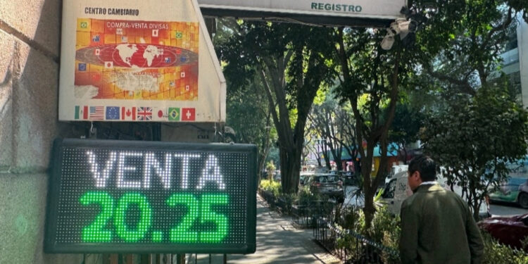Peso se aprecia 0.28%, a la espera de aranceles de Trump