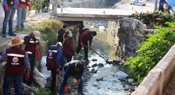 Alcaldesa de Ecatepec anuncia sanciones por tirar basura en barrancas