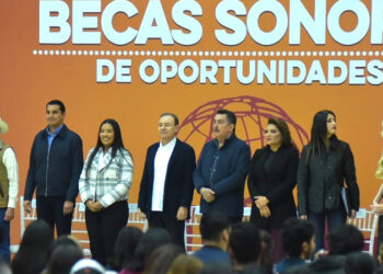 Participan Gobernador Alfonso Durazo y Presidente Javier Lamarque en entrega de becas a estudiantes de universidades públicas de Cajeme