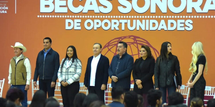 Participan Gobernador Alfonso Durazo y Presidente Javier Lamarque en entrega de becas a estudiantes de universidades públicas de Cajeme