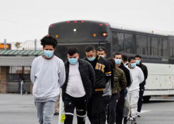 Migrantes ajustan planes y saturan la Comar; surgen mafias afuera de oficinas