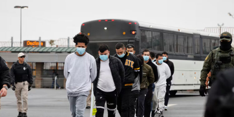 Migrantes ajustan planes y saturan la Comar; surgen mafias afuera de oficinas