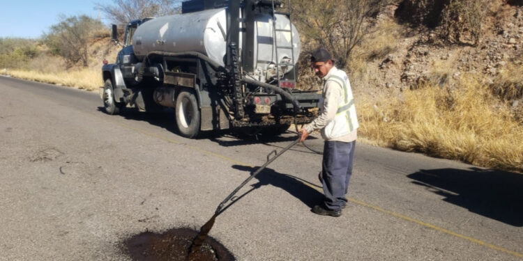 Gobierno de Sonora trabaja en acciones de bacheo y conservación en carreteras del estado