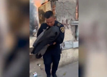 Rescatan a tres menores atrapados en un incendio en la CDMX