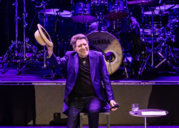 Sintiéndolo mucho, Sabina dice hola y adiós