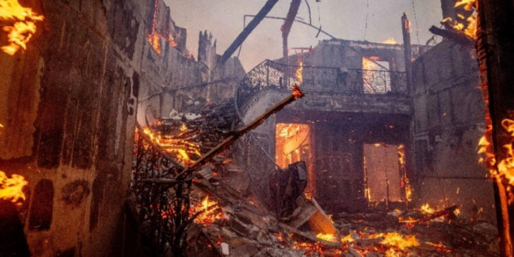 Sin reporte de mexicanos afectados por incendios en Los Ángeles: SRE