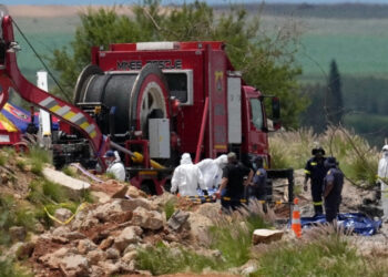 Sacan cuerpos de 78 trabajadores y de 160 sobrevivientes de una mina en Sudáfrica