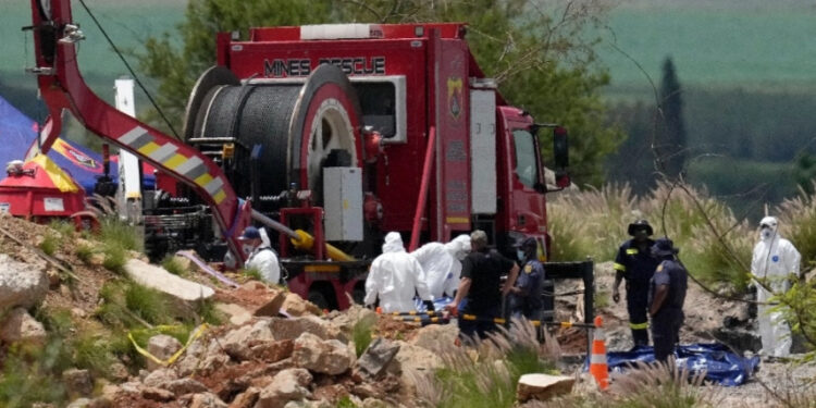 Sacan cuerpos de 78 trabajadores y de 160 sobrevivientes de una mina en Sudáfrica