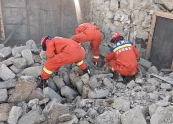 Aumenta a 126 cifra de muertos por terremoto magnitud 7.1 en China; presidente ordena desplegar ayuda