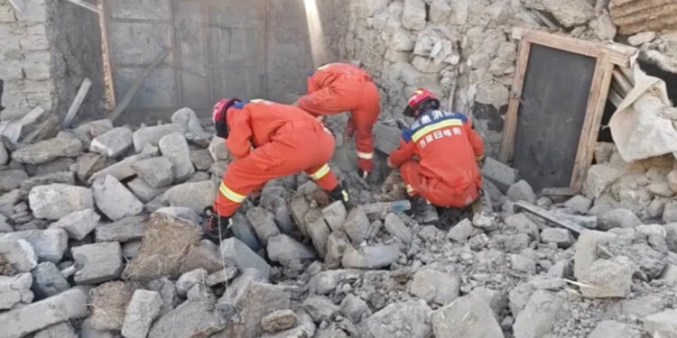 Aumenta a 126 cifra de muertos por terremoto magnitud 7.1 en China; presidente ordena desplegar ayuda