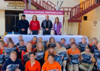 Entrega Gobierno de Sonora uniformes a población femenil de los Ceresos