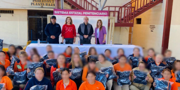 Entrega Gobierno de Sonora uniformes a población femenil de los Ceresos
