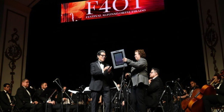 Gobierno de Sonora entrega reconocimiento a la Banda Sinfónica del Estado por su 45.º aniversario