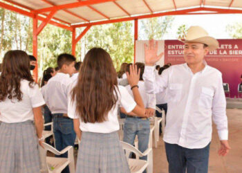 Garantiza Gobernador Durazo entrega anticipada de uniformes escolares del ciclo 2025-2026