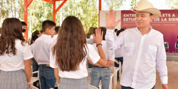 Garantiza Gobernador Durazo entrega anticipada de uniformes escolares del ciclo 2025-2026