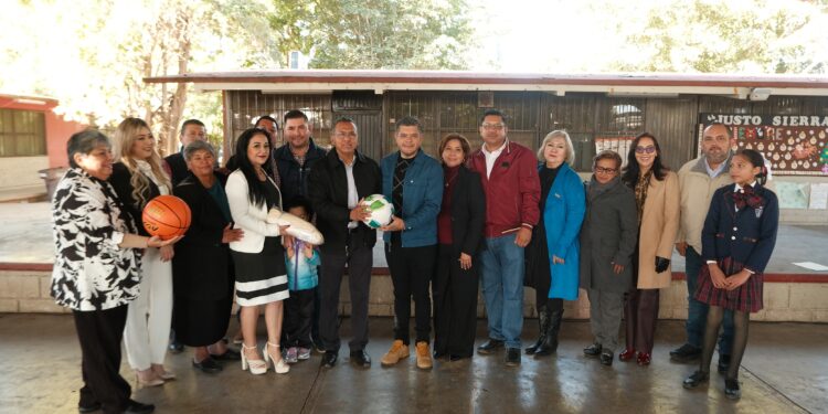 Encabeza el ‘Beto’ Vázquez ceremonia de honores a la bandera en la primaria Margarita Maza de Juárez