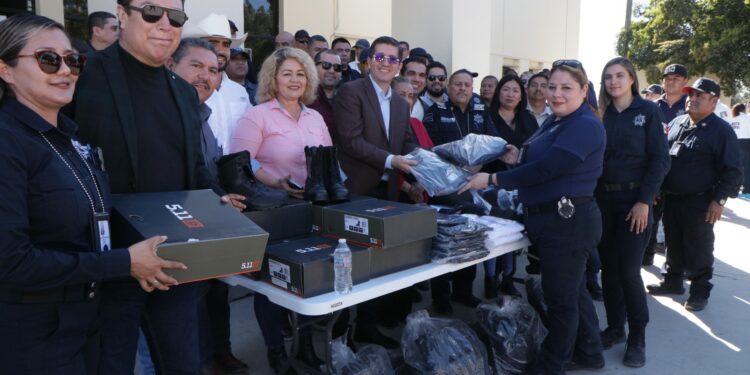 Reciben policías municipales uniformes y equipo táctico operativo