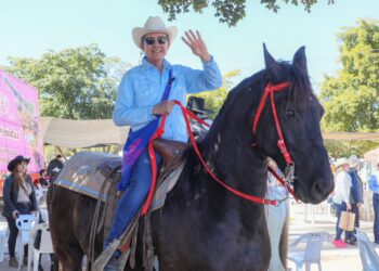 Realizan la décimo quinta edición de la “Cabalgata con Aroma de Mujer”.