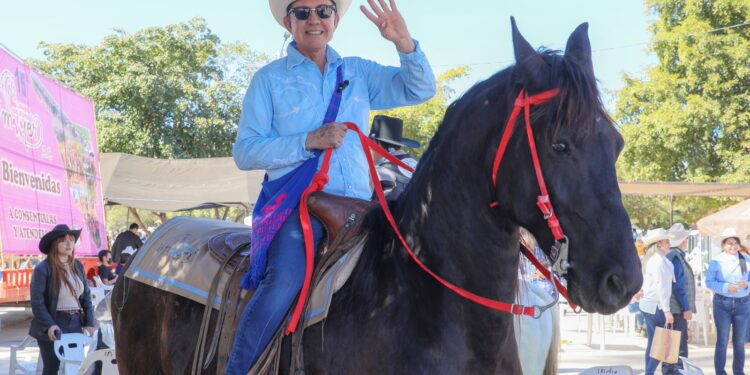 Realizan la décimo quinta edición de la “Cabalgata con Aroma de Mujer”.