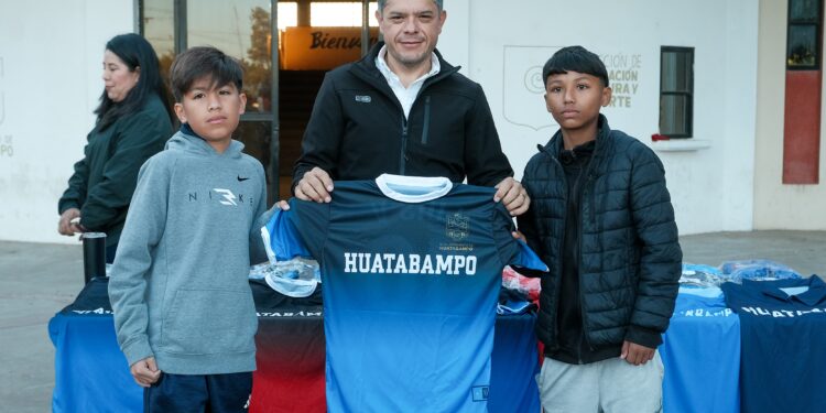 Viajan deportistas y atletas huatabampenses rumbo a la etapa estatal de los Juegos de la CONADE 2025