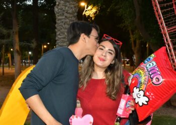 Disfrutan hermosillenses de una velada de micrófono abierto con “Dedícasela con el corazón”, en el Parque Madero