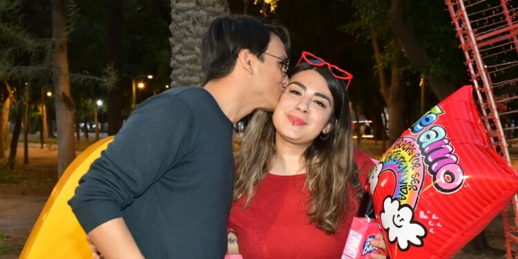 Disfrutan hermosillenses de una velada de micrófono abierto con “Dedícasela con el corazón”, en el Parque Madero