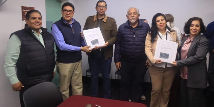 Recibe Archivo Histórico el compendio de electrificación
