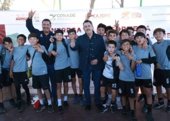 Entrega Javier Lamarque uniformes a más de 800 atletas de Cajeme para los juegos nacionales conade 2025