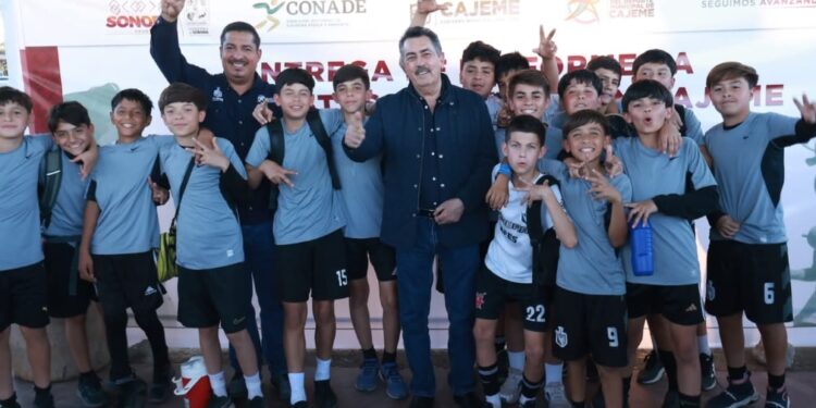 Entrega Javier Lamarque uniformes a más de 800 atletas de Cajeme para los juegos nacionales conade 2025