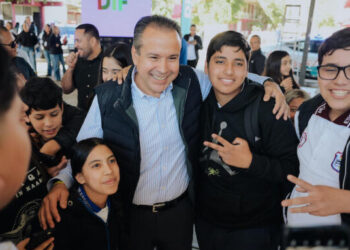 Ayudan Toño Astiazarán y Patty Ruibal a prevenir adicciones en jóvenes con programa “Advertencia DIF”