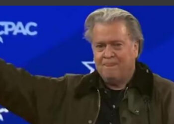 Bannon desata polémica con saludo nazi en convención ultraconservadora
