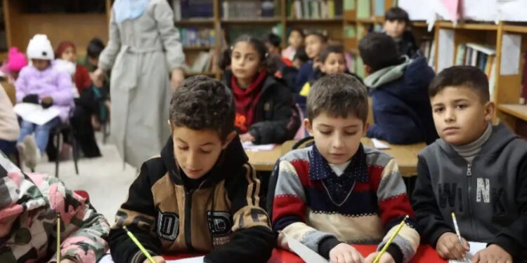 Clases y vacunación para niños en Gaza