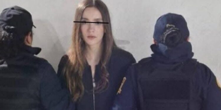 Detienen a la influencer, Marianne Gonzaga, tras apuñalar a la novia de su expareja.
