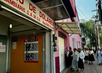 El dólar sale favorecido; mercados esperan más información sobre aranceles