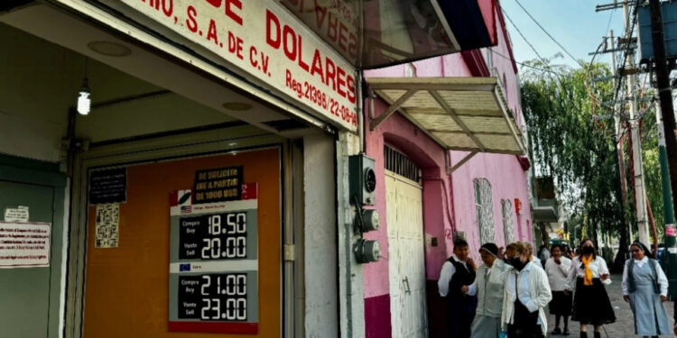 El dólar sale favorecido; mercados esperan más información sobre aranceles