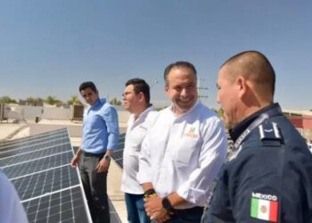 Equipa Toño Astiazarán con paneles solares comandancias del Poblado Miguel Alemán y Kino