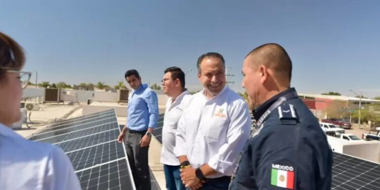 Equipa Toño Astiazarán con paneles solares comandancias del Poblado Miguel Alemán y Kino