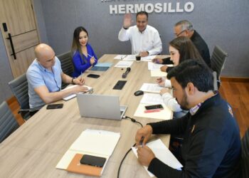 Entrega Toño Astiazarán apoyos a deportistas que participarán en competencias