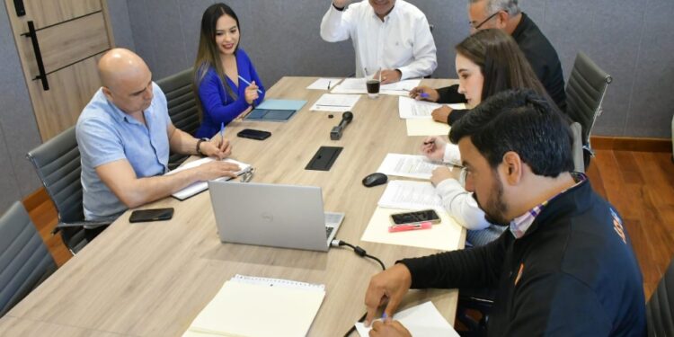 Entrega Toño Astiazarán apoyos a deportistas que participarán en competencias