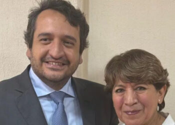 Delfina Gómez se afilia a Morena; Andrés Manuel López Beltrán le entrega credencial