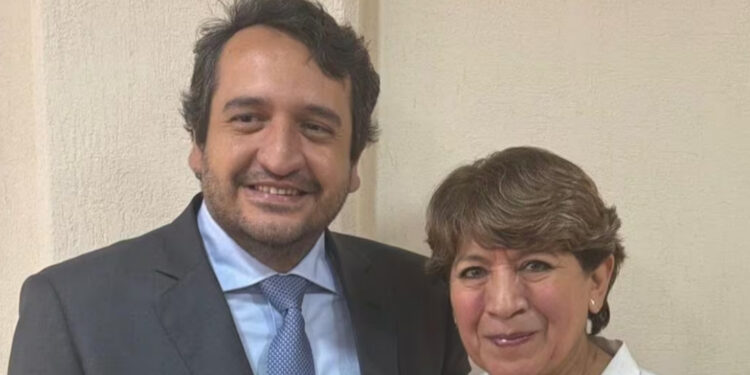Delfina Gómez se afilia a Morena; Andrés Manuel López Beltrán le entrega credencial