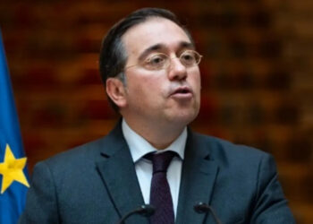 El dólar sale favorecido; mercados esperan más información sobre aranceles