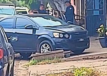 Se les olvida su bebé de 6 meses dentro del carro y muere.