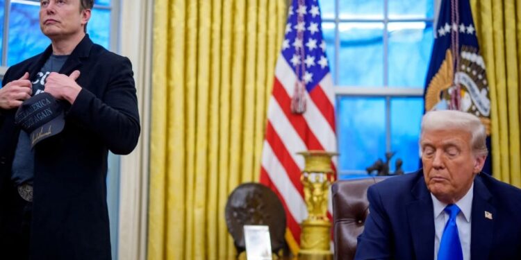 FBI y el Pentágono piden a sus empleados ignorar la orden de Musk de informar sobre sus «logros»
