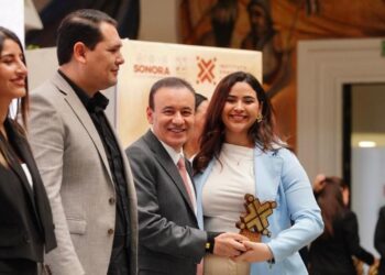 Gobernador Durazo premia con 100 mil pesos a ganadores del Premio Estatal de la Juventud 2024