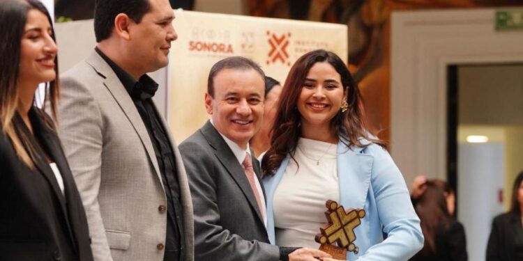 Gobernador Durazo premia con 100 mil pesos a ganadores del Premio Estatal de la Juventud 2024