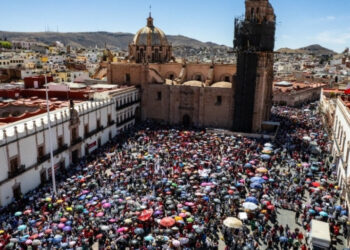 Miles de docentes exigen en Zacatecas solución a conflicto económico
