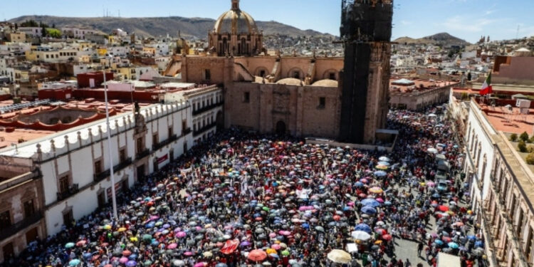 Miles de docentes exigen en Zacatecas solución a conflicto económico